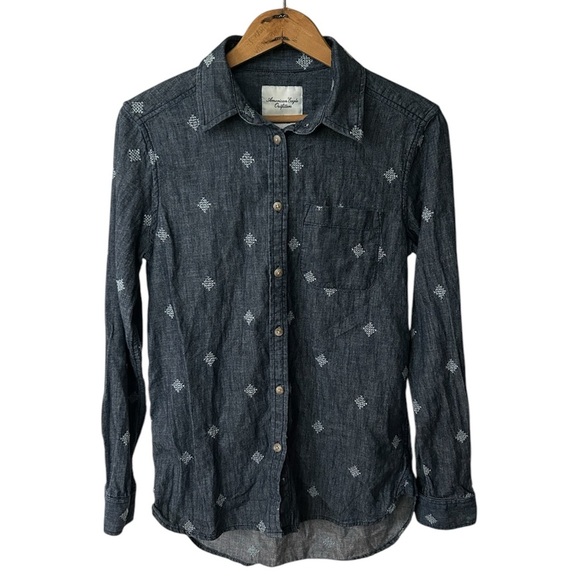 🔥American Eagle Outfitters | Women’s blue chambray embroidered button down shirt - Picture 2 of 13